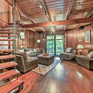 Tropical With Deck, Hot Tub And Lush Scenery! Holiday home Keaau